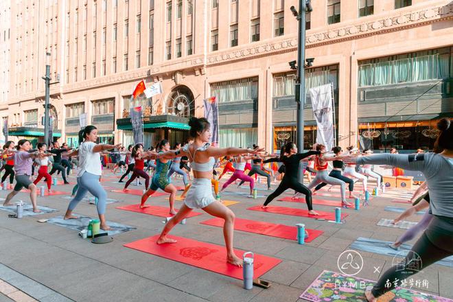 半岛·综合体育上海瑜伽生活节启幕举办百人瑜伽、瑜伽进社区等活动(图2)