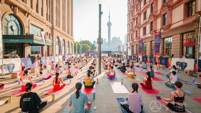 半岛·综合体育上海瑜伽生活节启幕举办百人瑜伽、瑜伽进社区等活动(图1)