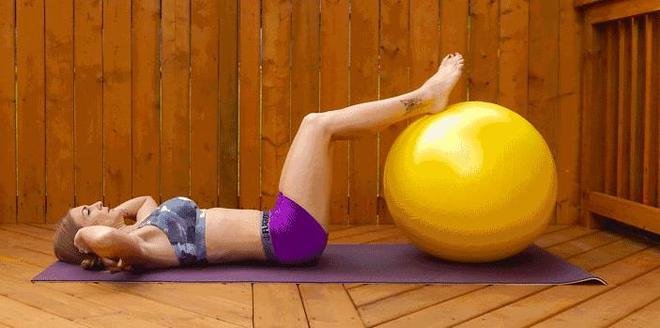 半岛体育巧用瑜伽球早起睡前十分钟练出纤细迷人小蛮腰(图5)