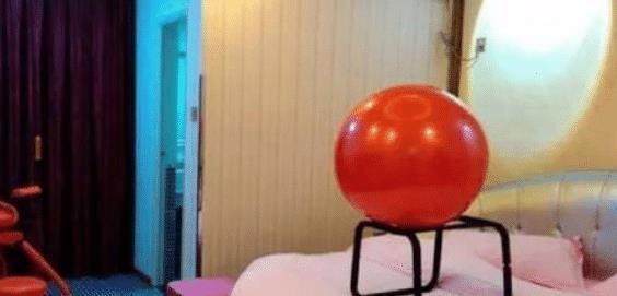 半岛·综合体育酒店情侣套房中的“圆球”有什么用？前台小妹：趁着还年轻多用用！(图2)