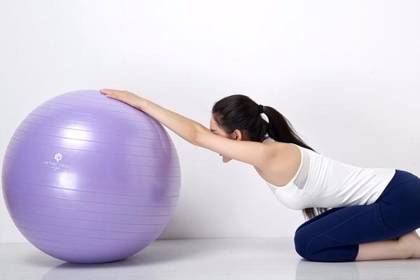 半岛·综合体育瑜伽球怎么练 瑜伽球怎么练对腰椎好(图1)